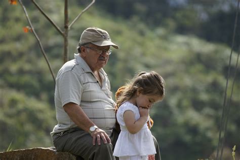  El Abuelo y la Nieta -  A Timeless Spanish Tale about Unconditional Love and Unexpected Wisdom!