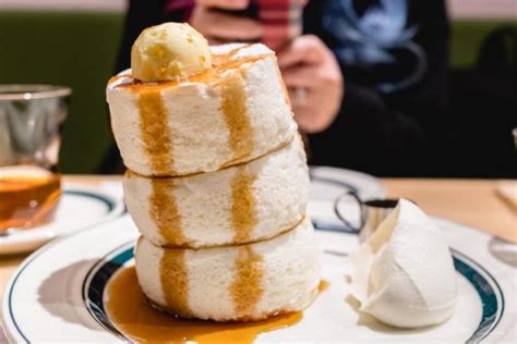 東京 パンケーキ ふわふわ、そして宇宙の謎を解く鍵